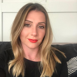 Blonde lady with red lipstick and black t-shirt