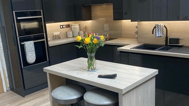 Hockley mirror gloss black handleless kitchen makeover
