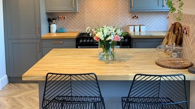 A Howdens kitchen with separate breakfast bar and seating area