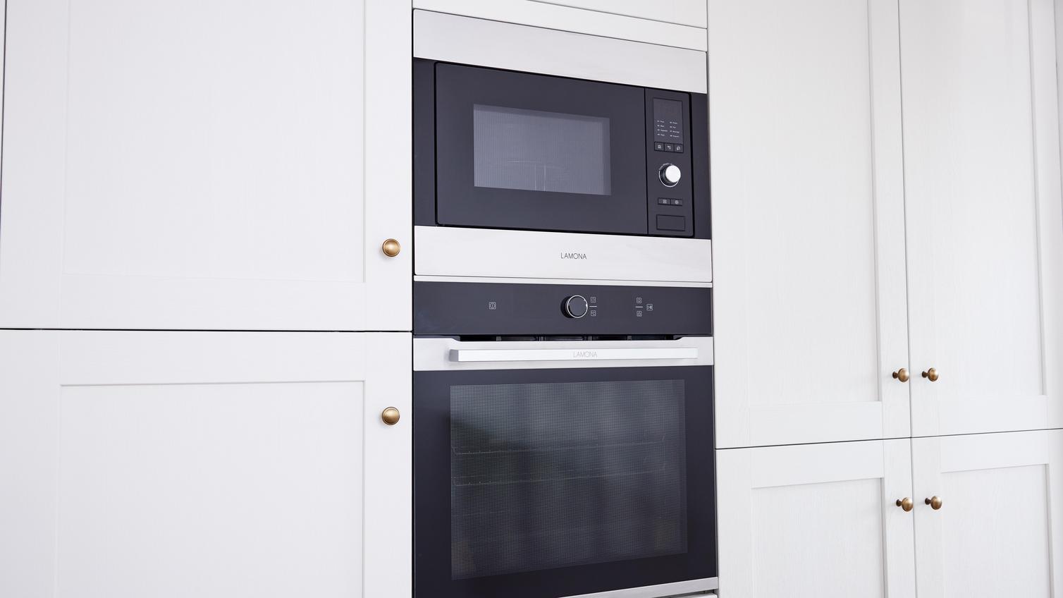 A lamona double oven built in to a porcelain Halesworth kitchen