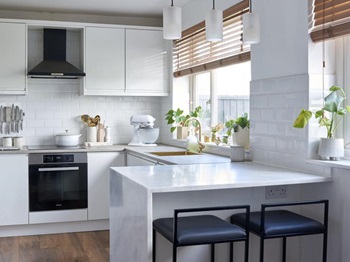 White gloss integrated handle kitchen with breakfast bar