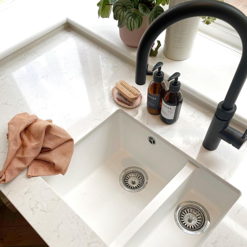 1.5 white undermount sink with black single lever tap