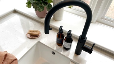 Black single level tap with pull out nozzle