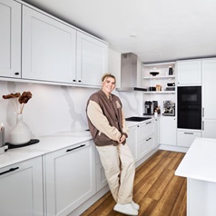 A modern classic makeover with Millie Bright. Includes shaker doors in dove-grey, white quartz worktops, and black appliances.