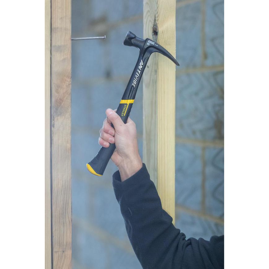 Stanley anti-vibe Claw Hammer 20oz in use