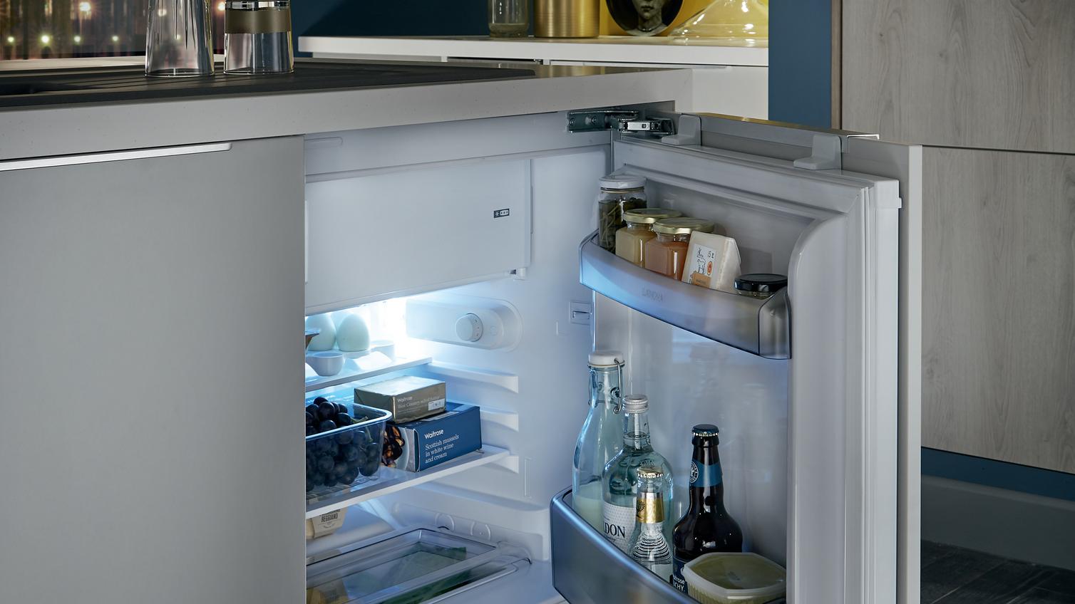 Lamona built-under fridge with freezer box