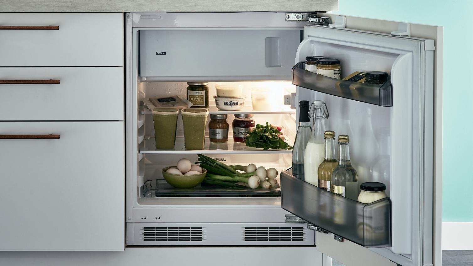 Lamona built-under integrated fridge