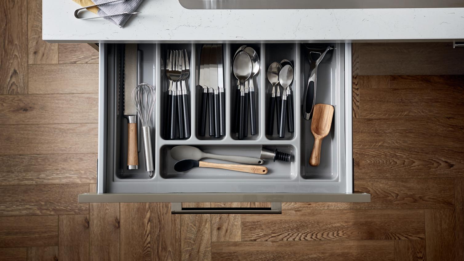 Greenwich Gloss Clay drawer with 600mm Silver cutlery tray