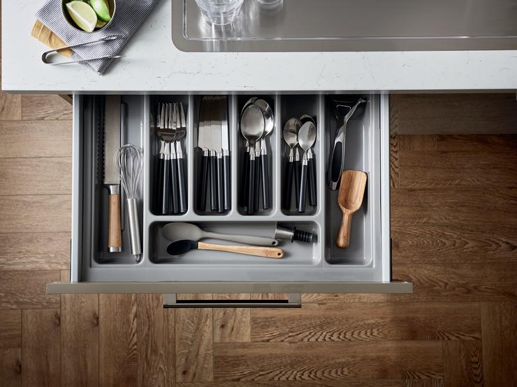 Greenwich Gloss Clay drawer with 600mm Silver cutlery tray