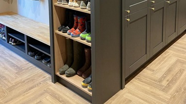 @paul_lang_1983's Howdens boot room, using Fairford charcoal cabinets and brushed brass cabinet door knobs.