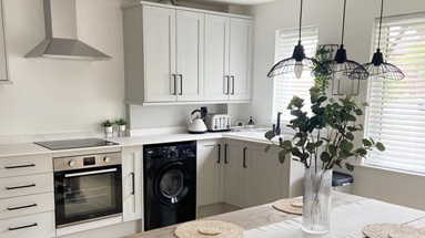 A budget-friendly Allendale kitchen in a bright and neutral tone.