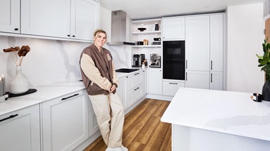 A modern classic makeover with Millie Bright. Includes shaker doors in dove-grey, white quartz worktops, and black appliances.