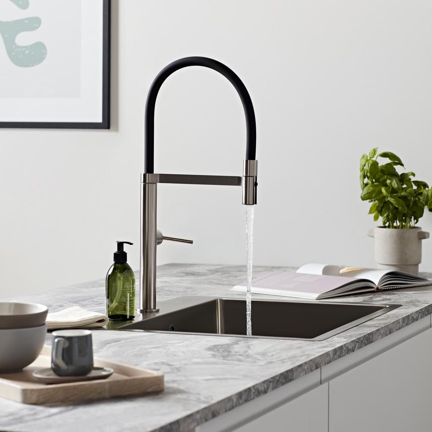 Blackwater Brushed Nickel Swan Neck Pull Out Tap Water Running