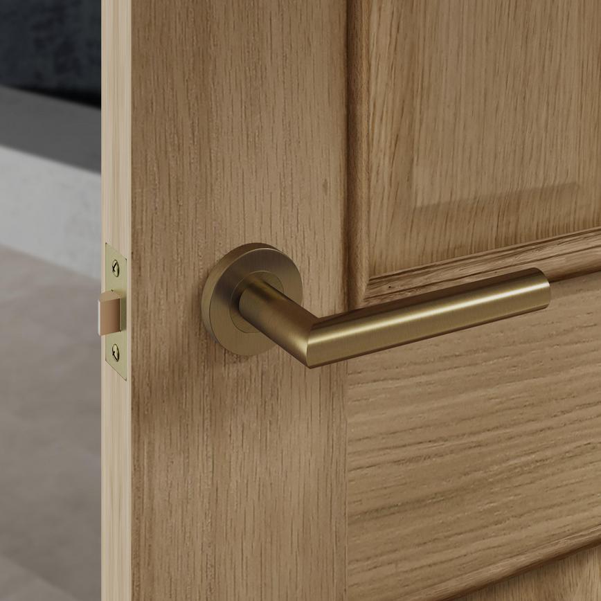 Mitred Lecco Antique Brass Lever on Rose Door Handle Pair & "Howdens Rockingham 6'6" x 2'6" Oak 4 Panel Door"