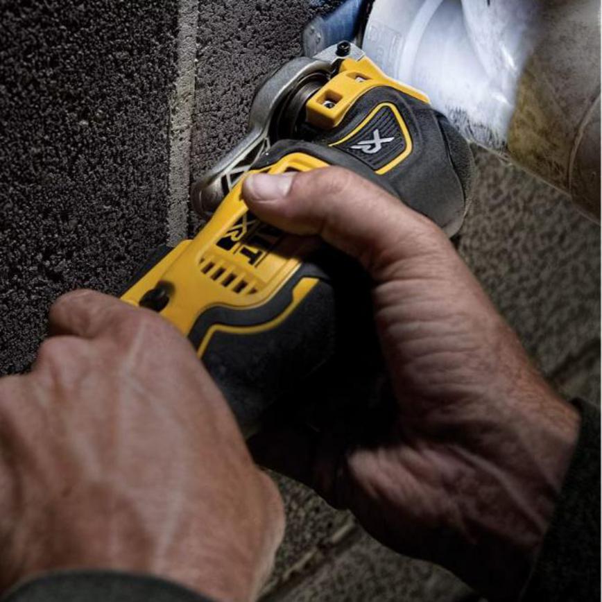 DeWalt DCS355 18V XR Oscillating Tool Pipe Cutting Close Up