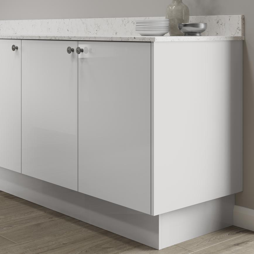 Hockley gloss white continuous MDF plinth 3m fitted with base cabinet and white worktop